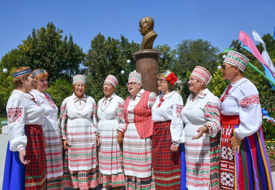 Symbol of literary friendship