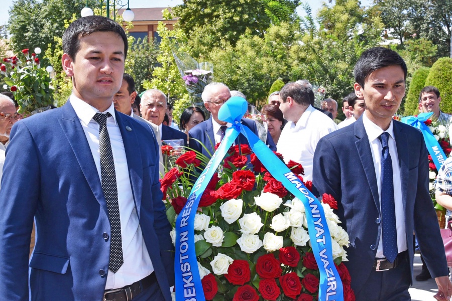 Symbol of literary friendship